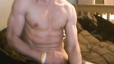 Bel ragazzo muscoloso si sega