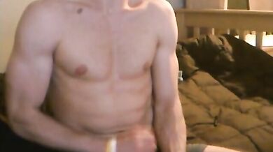 Bel ragazzo muscoloso si sega