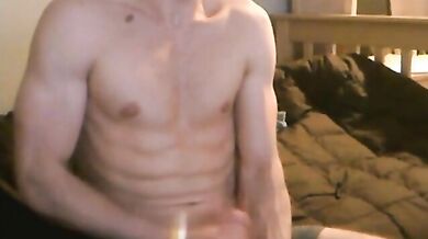 Bel ragazzo muscoloso si sega