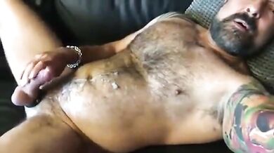 Muscoloso peloso tatuato si sega per me il suo grosso cazzo