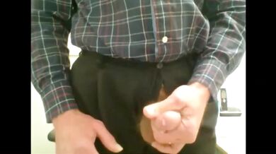 Vecchio baffuto si sega