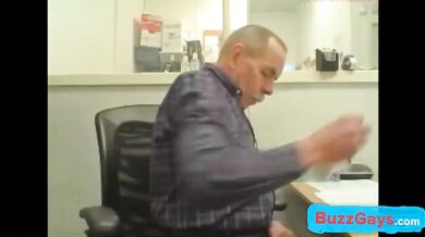 Vecchio baffuto si sega