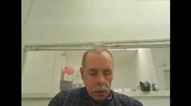 Vecchio baffuto si sega