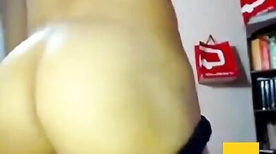 Bel ragazzo si masturba il suo culo sexy