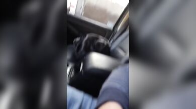 Si masturba e sborra mentre guida in autostrada
