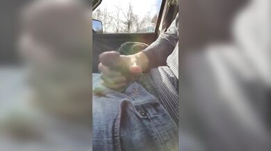 Si masturba e sborra mentre guida in autostrada