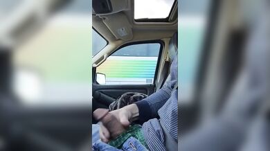 Si masturba e sborra mentre guida in autostrada