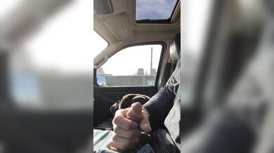 Si masturba e sborra mentre guida in autostrada