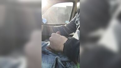Si masturba e sborra mentre guida in autostrada