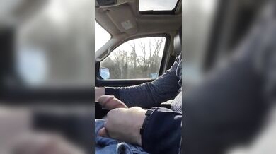 Si masturba e sborra mentre guida in autostrada