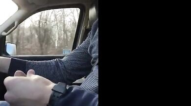 Si masturba e sborra mentre guida in autostrada