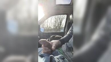 Si masturba e sborra mentre guida in autostrada
