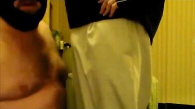 Pompino da orso peloso che viene sborrato in bocca