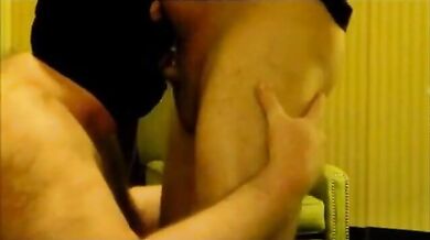 Pompino da orso peloso che viene sborrato in bocca