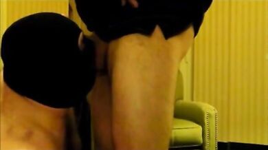 Pompino da orso peloso che viene sborrato in bocca