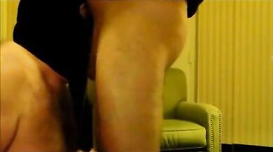 Pompino da orso peloso che viene sborrato in bocca