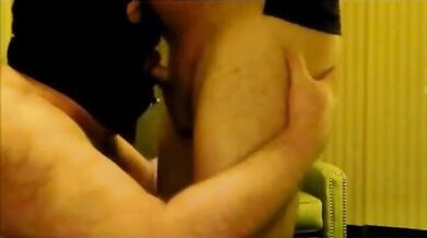 Pompino da orso peloso che viene sborrato in bocca