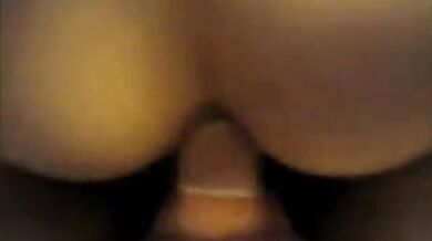 Due ragazzi mi scopano e mi vengono in culo