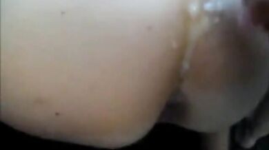 Due ragazzi mi scopano e mi vengono in culo