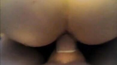 Due ragazzi mi scopano e mi vengono in culo