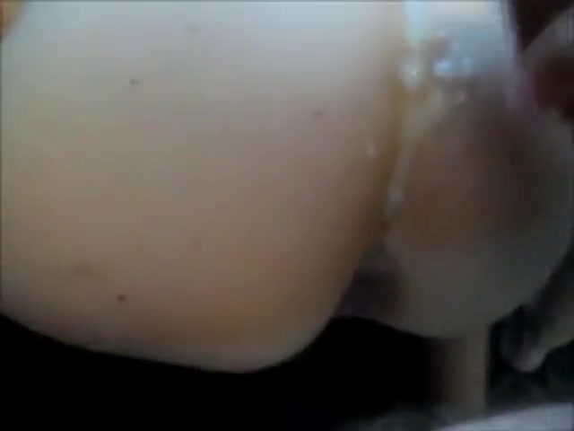 Due ragazzi mi scopano e mi vengono in culo