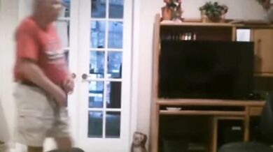 Vecchio grasso si spoglia in cam