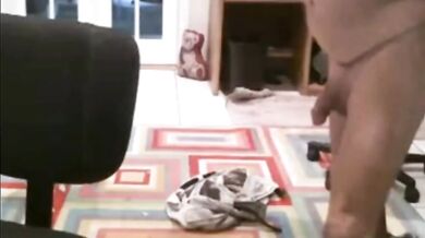 Vecchio grasso si spoglia in cam