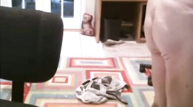 Vecchio grasso si spoglia in cam