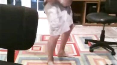 Vecchio grasso si spoglia in cam