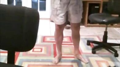 Vecchio grasso si spoglia in cam