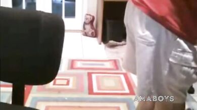 Vecchio grasso si spoglia in cam