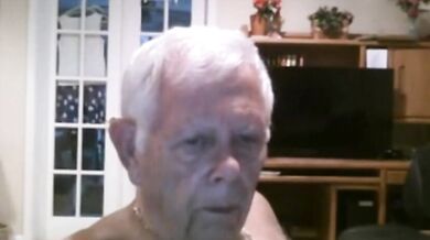 Vecchio grasso si spoglia in cam