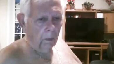 Vecchio grasso si spoglia in cam