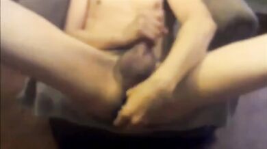 Ventenne gay si sega il cazzo