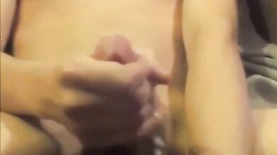 Ventenne gay si sega il cazzo