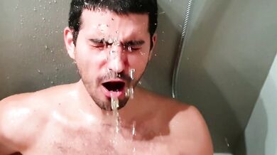 Bravo, pisciami addosso mentre mi sego...!