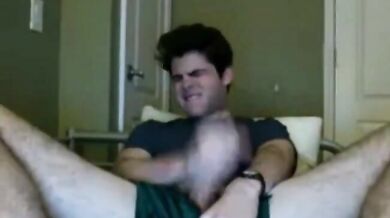 Ragazzo carino mostra il cazzo in webcam