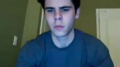 Ragazzo carino mostra il cazzo in webcam