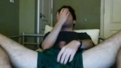 Ragazzo carino mostra il cazzo in webcam