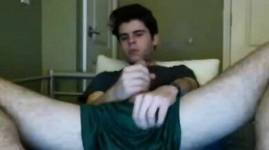 Ragazzo carino mostra il cazzo in webcam