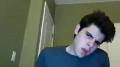 Ragazzo carino mostra il cazzo in webcam