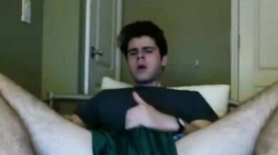 Ragazzo carino mostra il cazzo in webcam