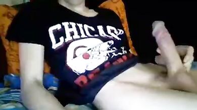 Boy si accarezza il grosso cazzo duro