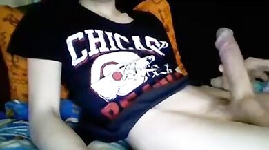 Boy si accarezza il grosso cazzo duro