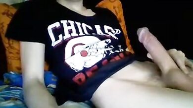 Boy si accarezza il grosso cazzo duro