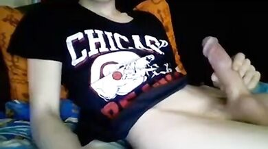 Boy si accarezza il grosso cazzo duro