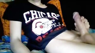 Boy si accarezza il grosso cazzo duro