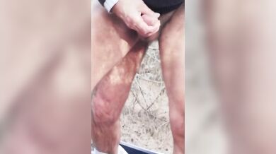 Uomo maturo inculato e sborrato all'aperto si sega