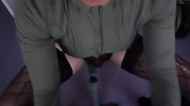 Travestito Holly succhia un grosso cazzo