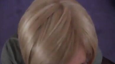 Travestito Holly succhia un grosso cazzo